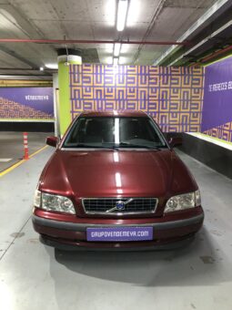 
										Volvo S-40 i full									