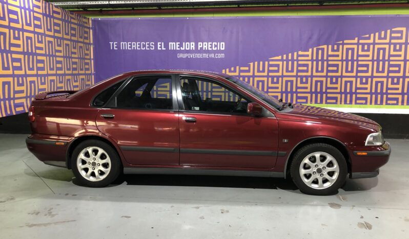 
								Volvo S-40 i full									