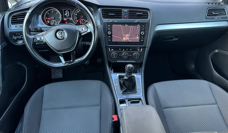 
								Volkswagen Golf full									