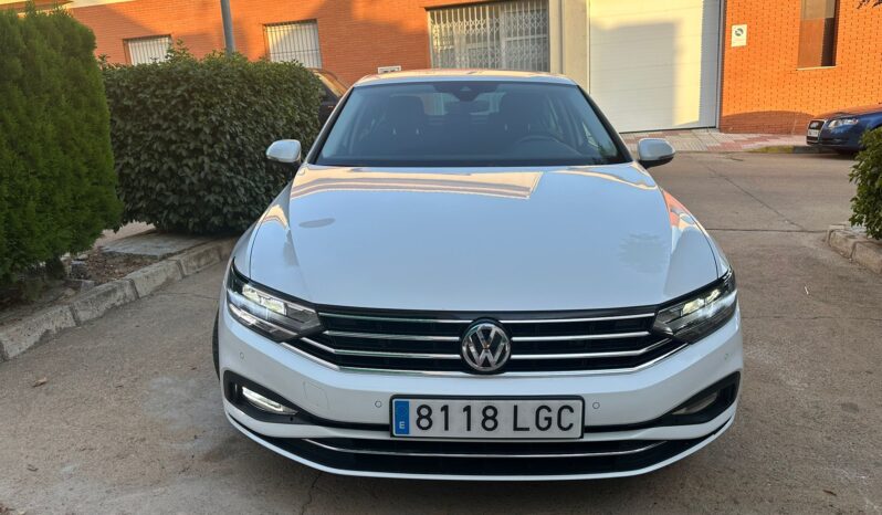 
								Volkswagen Passat full									